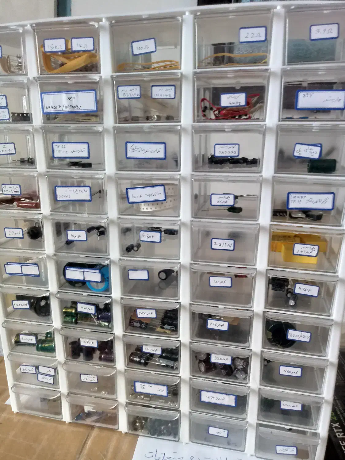 تعدادی خازن در ابعاد و ظرفیت های مختلف|قطعات و لوازم جانبی رایانه|رشت, باهنر|دیوار