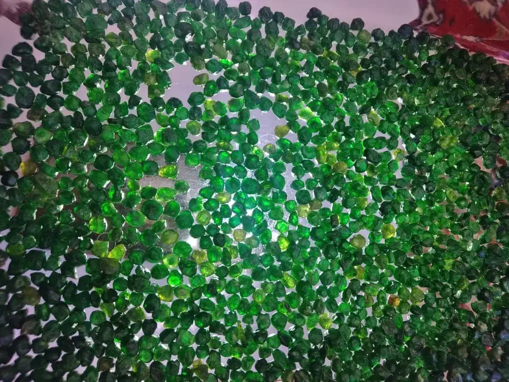 سنگ گارنت سرخ و سبز|جواهرات|قم, امامزاده ابراهیم|دیوار