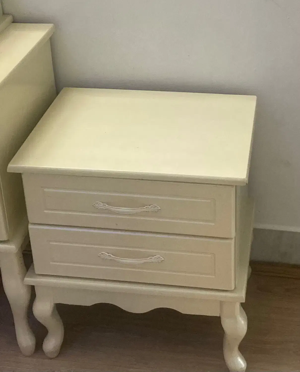 تخت خواب دو نفره با پاتختی و اینه و میز ارایش|تخت و سرویس خواب|آفتاب, |دیوار