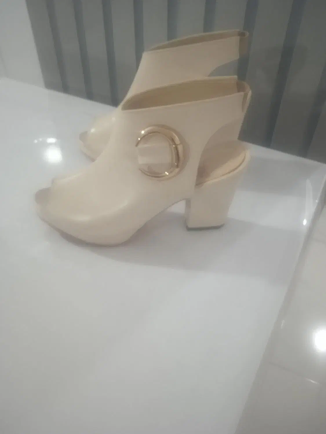 پوتین وکفش|کیف، کفش، کمربند|شاهین دژ, |دیوار