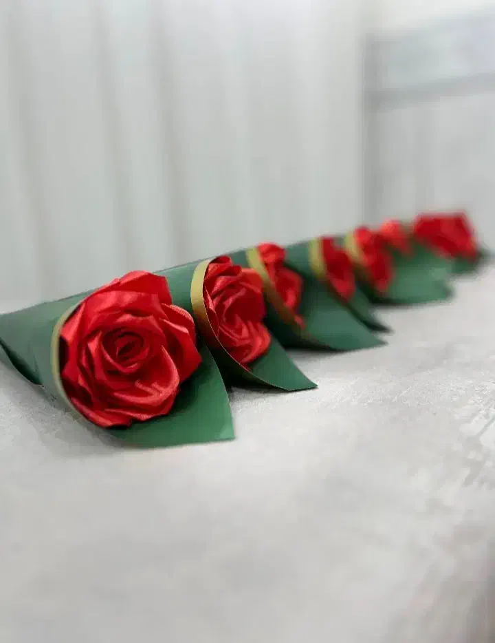 تک شاخه های روبانی روز مادر فقط ۷۰ تومن|گل مصنوعی|بروجرد, |دیوار