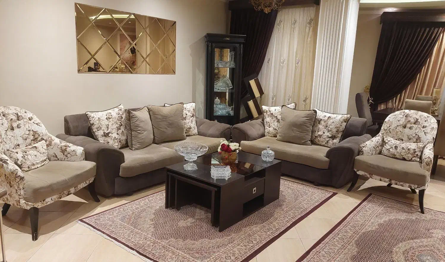 مبلمان ۷ نفره و نهارخوری ۸ نفره خیلی تمیز و سالم|مبلمان خانگی و میز عسلی|رشت, چله خانه|دیوار