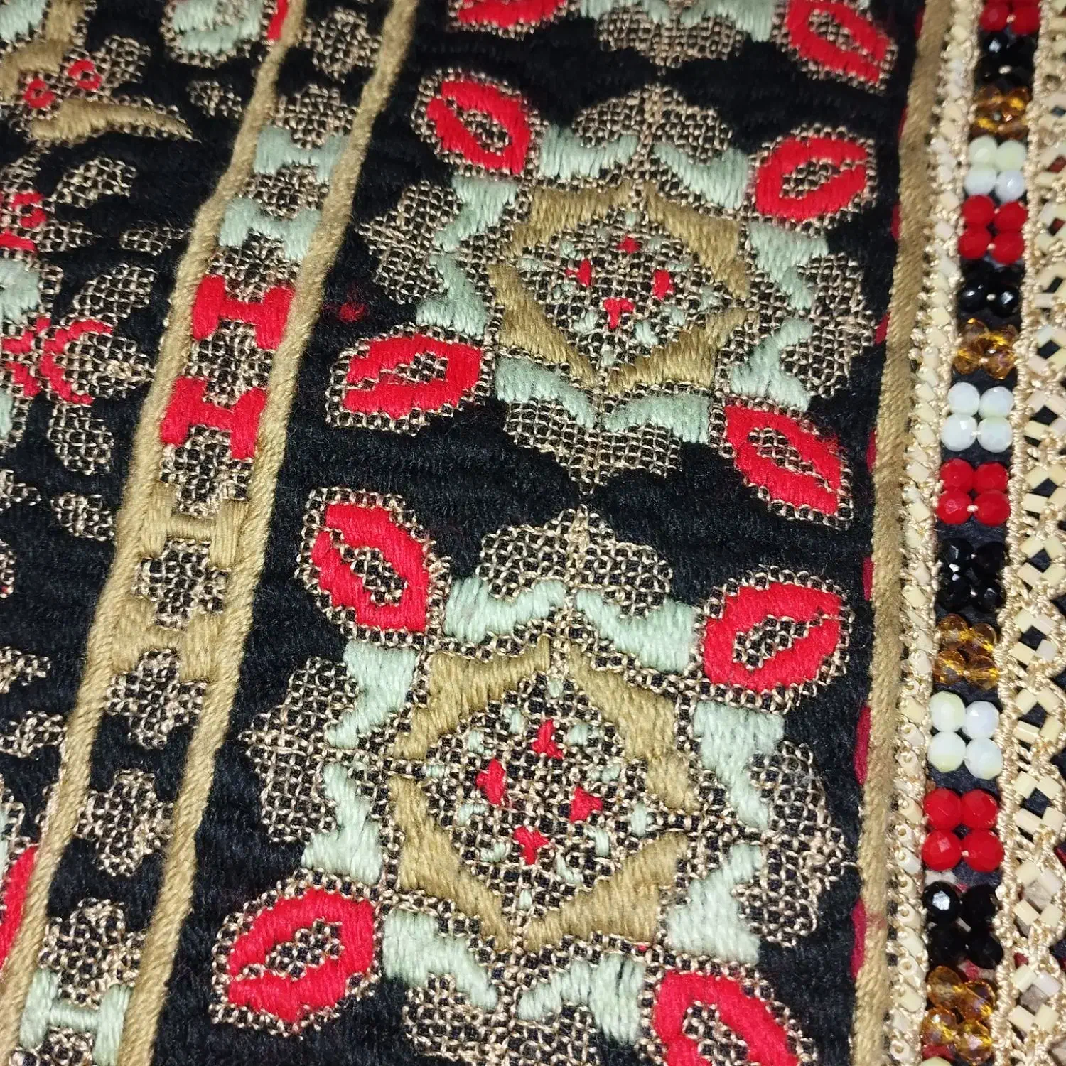 زی آستین|لباس|خاش, |دیوار