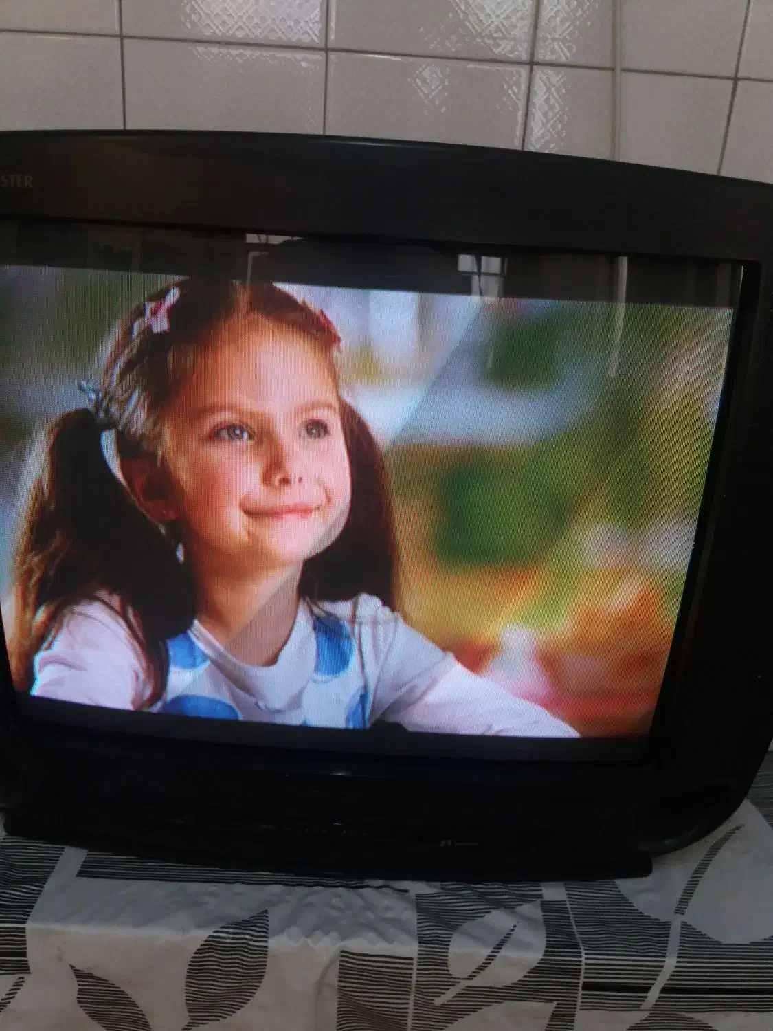 تلویزیون ۲۱ اینچ آریا بسیار سالم با کنترل|تلویزیون و پروژکتور|تهران, پرستار|دیوار