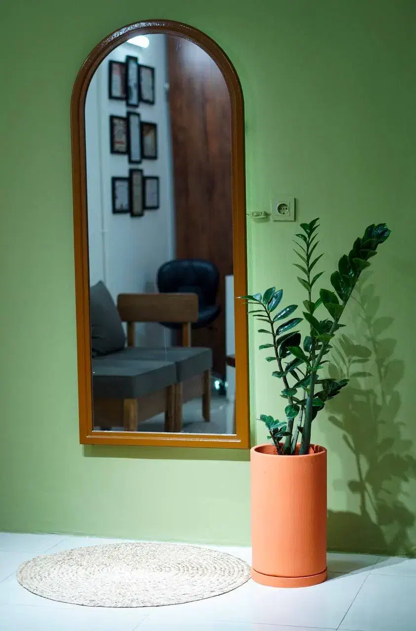 تخت ۴ شکن، سرشور آرایشگاهی، آینه کنبدی چوبی با نور|آرایشگاه و سالن‌های زیبایی|کیش, |دیوار