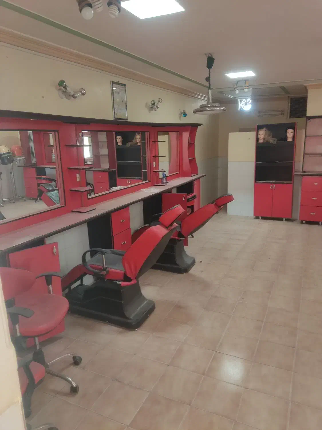 لوازم و کمد آینه آرایشگاه|آرایشگاه و سالنهای زیبایی|یزد, |دیوار