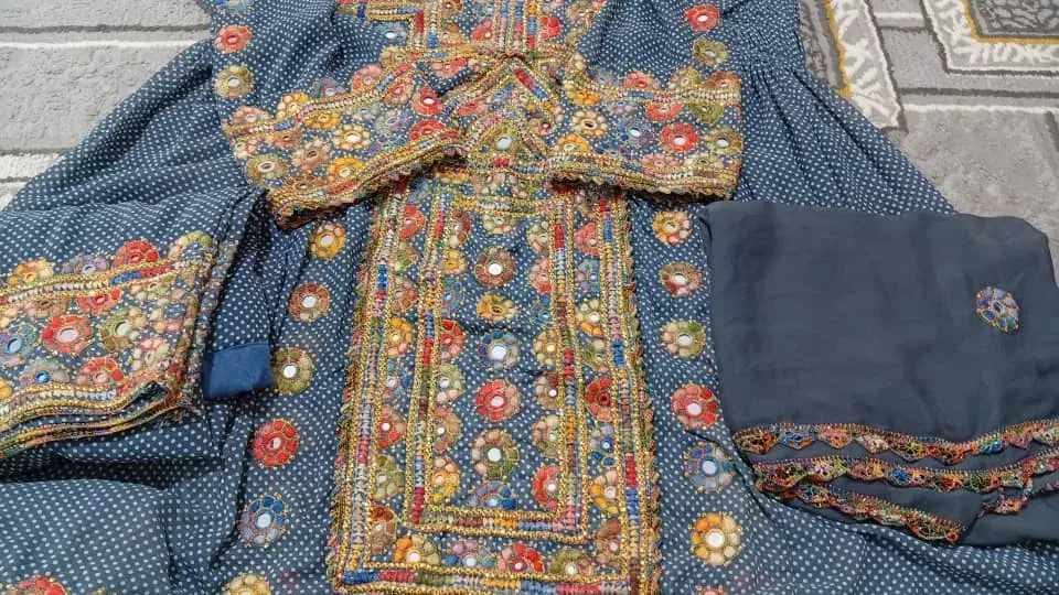 لباس بنارسی|لباس|ایرانشهر, |دیوار