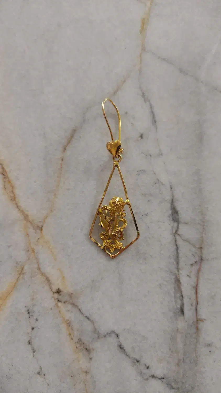 گوشواره طلا گمشده|اشیا|اصفهان, بوستان ناژوان|دیوار