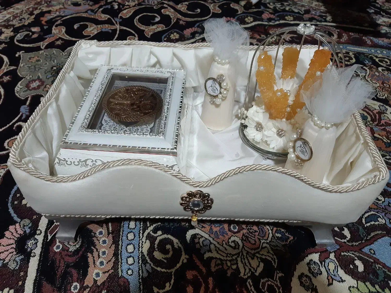 چادر سفید و شاخه نبات|لباس|نورآباد, |دیوار