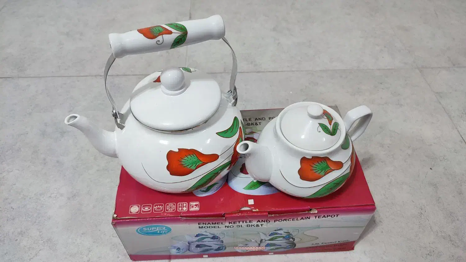 کتری و قوری ست نو با جعبه|قوری، کتری، قهوهساز دستی|رشت, حومه رشت|دیوار