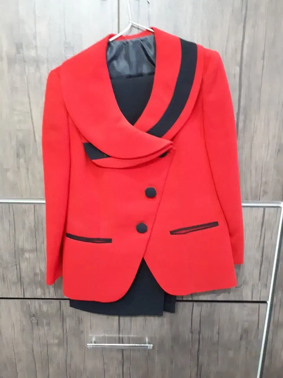 کت و دامن|لباس|بهارستان, |دیوار