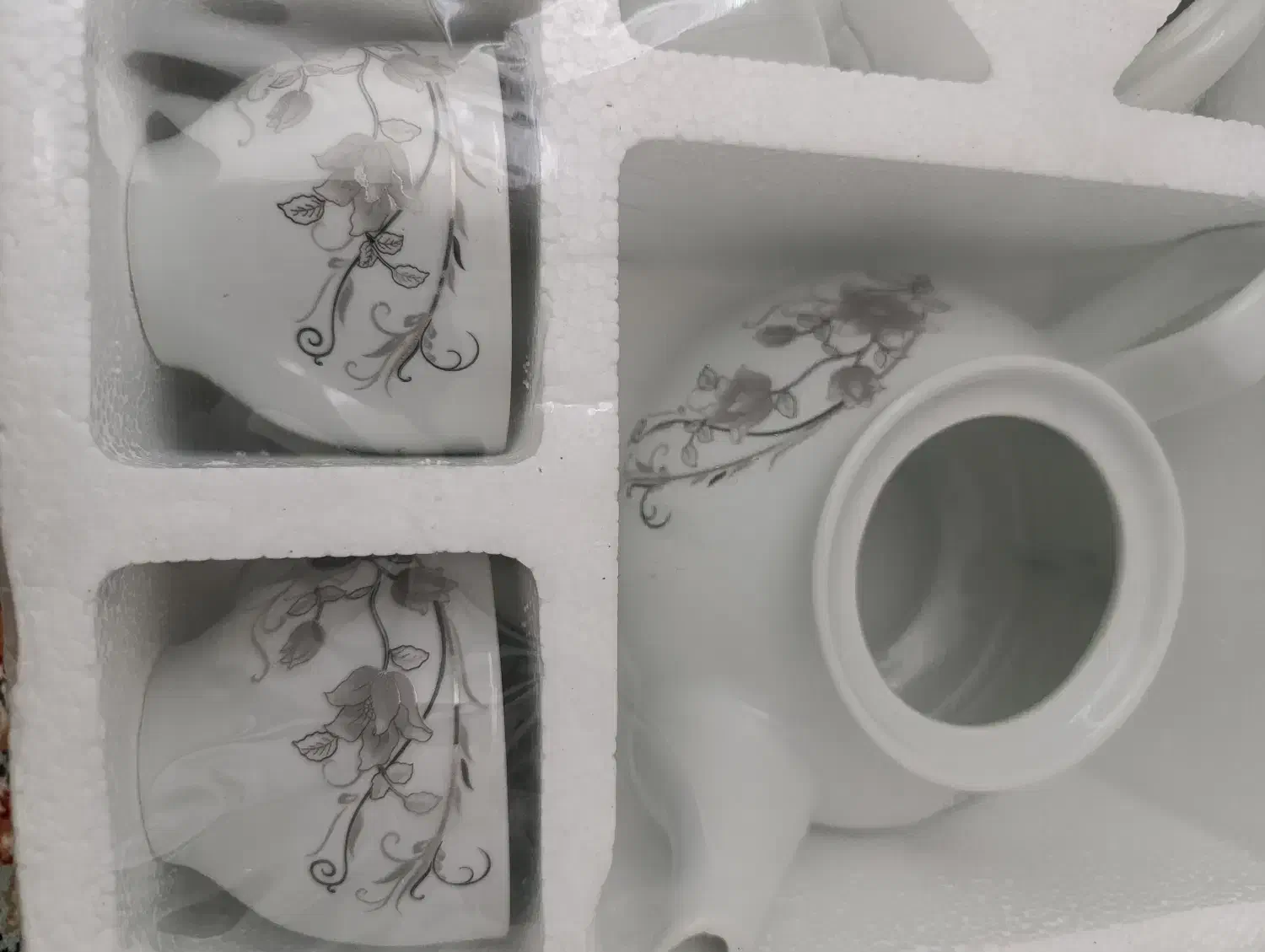 سرویس چینی ۱۷ پارچه|ظروف سرو و پذیرایی|تربتحیدریه, شهرک ولیعصر|دیوار