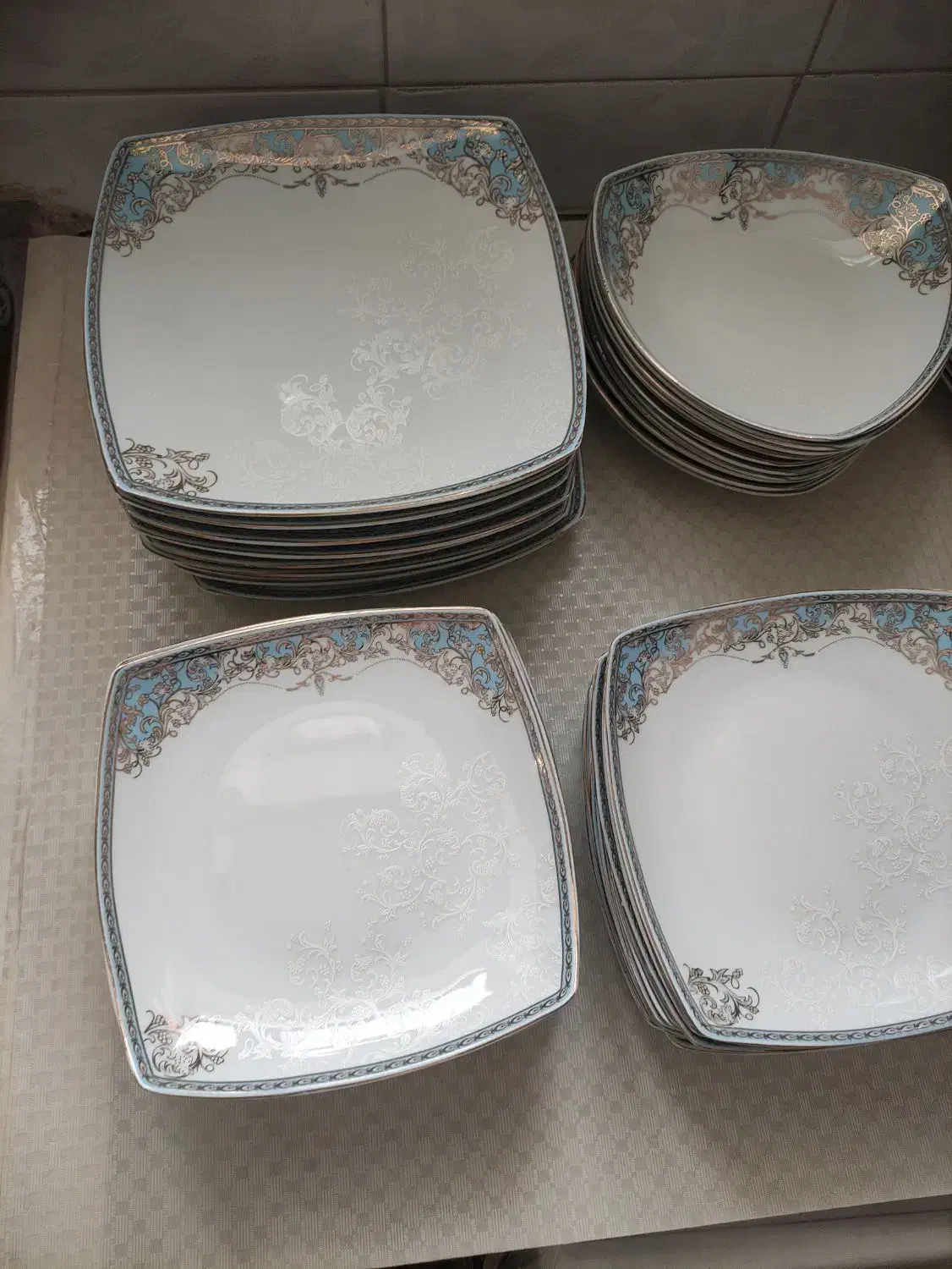 سرویس چینی ۱۸نفره کامل بدونه لب پریدگی وایراد|ظروف سرو و پذیرایی|اسدآباد, |دیوار