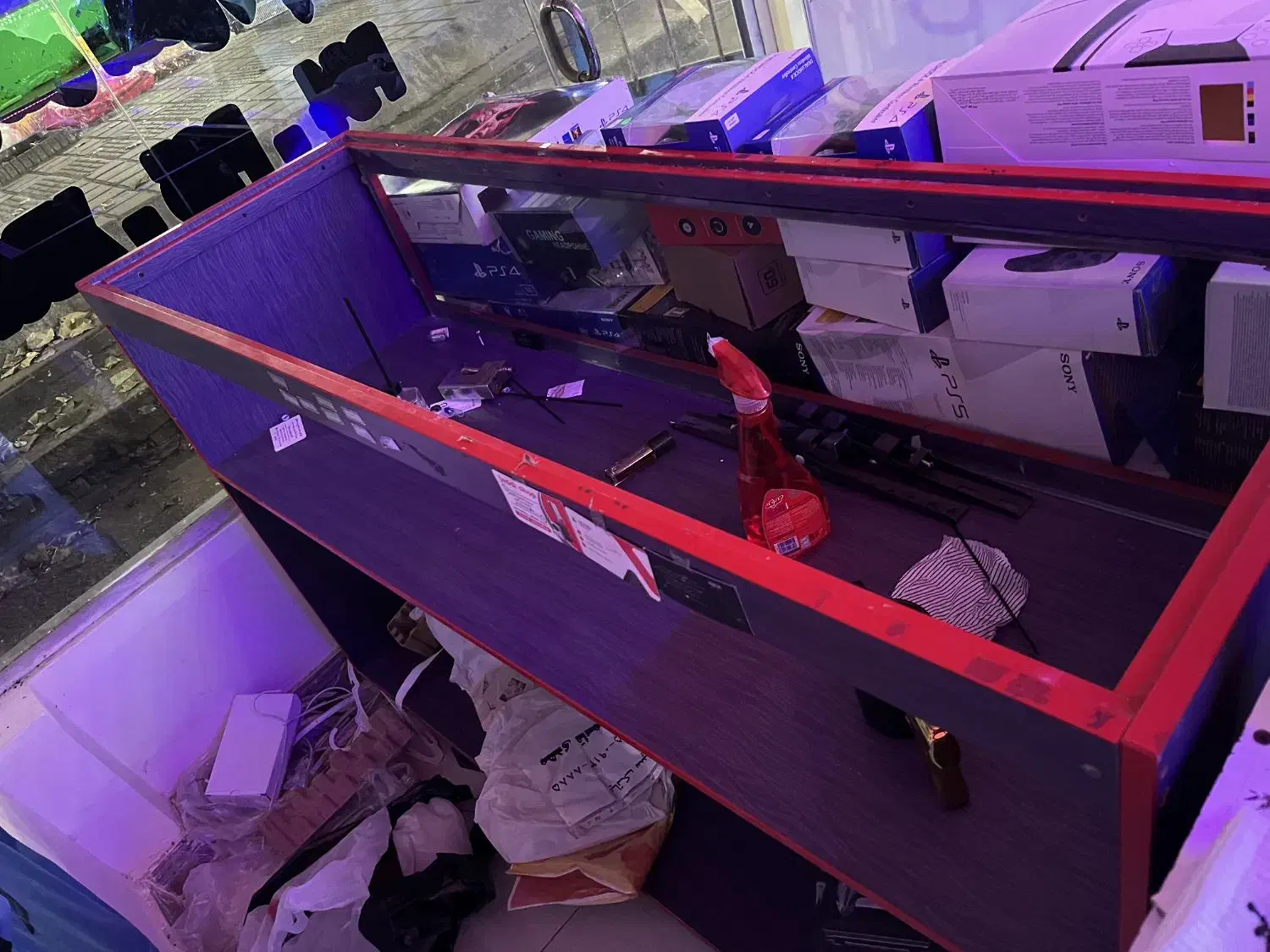 فروش ویژه قفسه و میز زیر قیمت بازار|فروشگاه و مغازه|رشت, پاستوریزه|دیوار