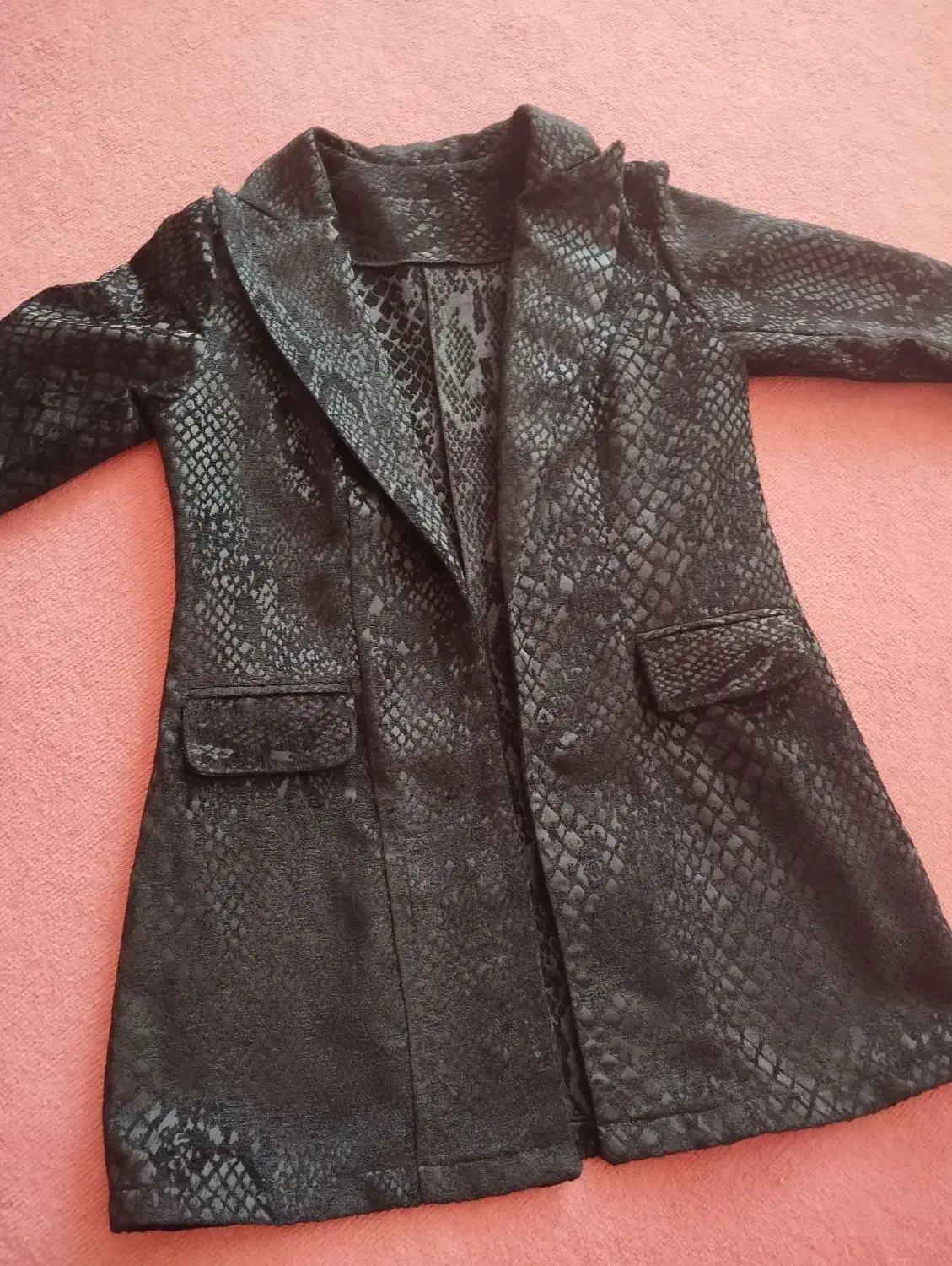 تعدادی لباس|لباس|اردبیل, |دیوار