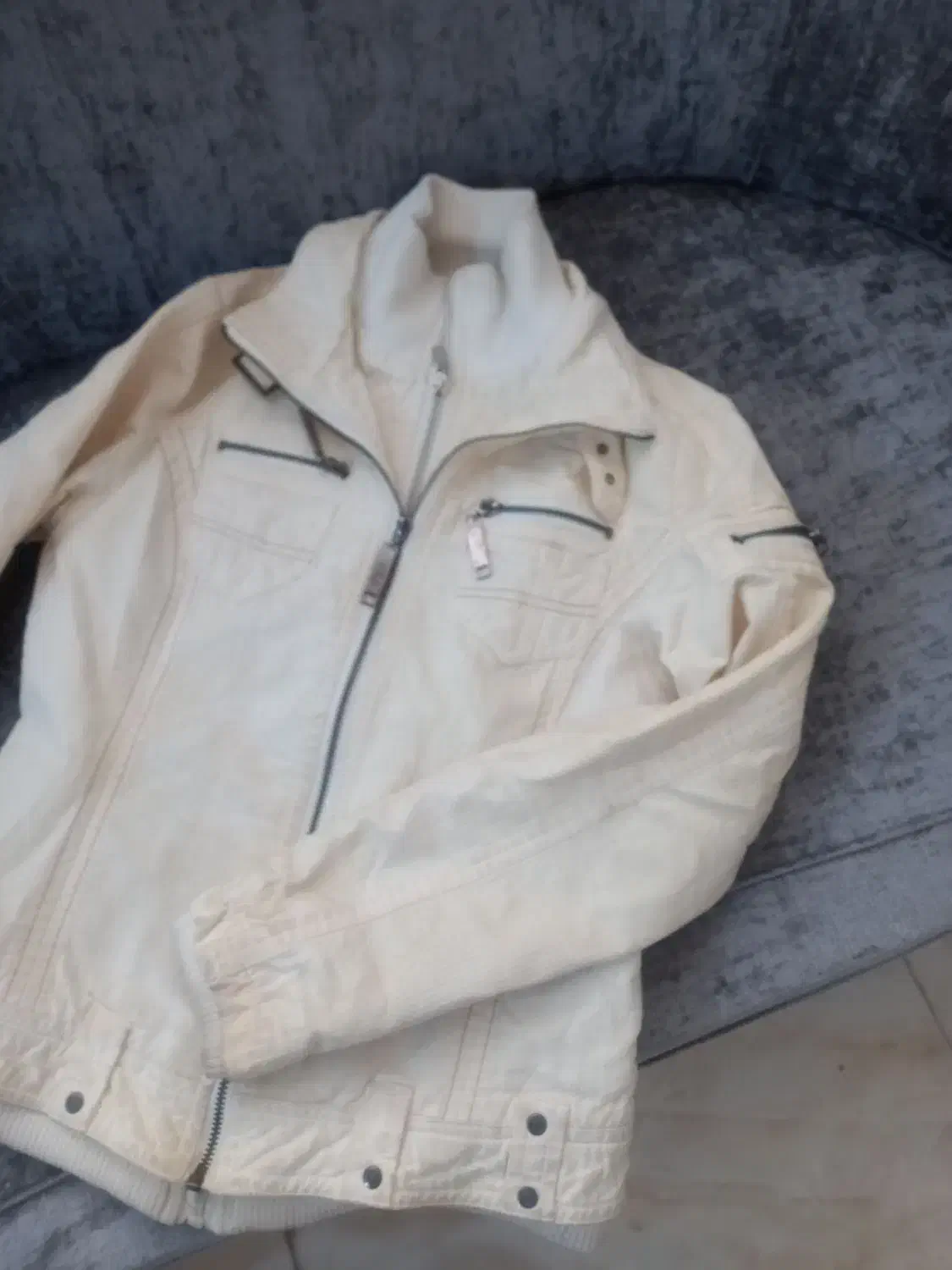 کت وپالتو|لباس|شاهین‌شهر, عطار|دیوار