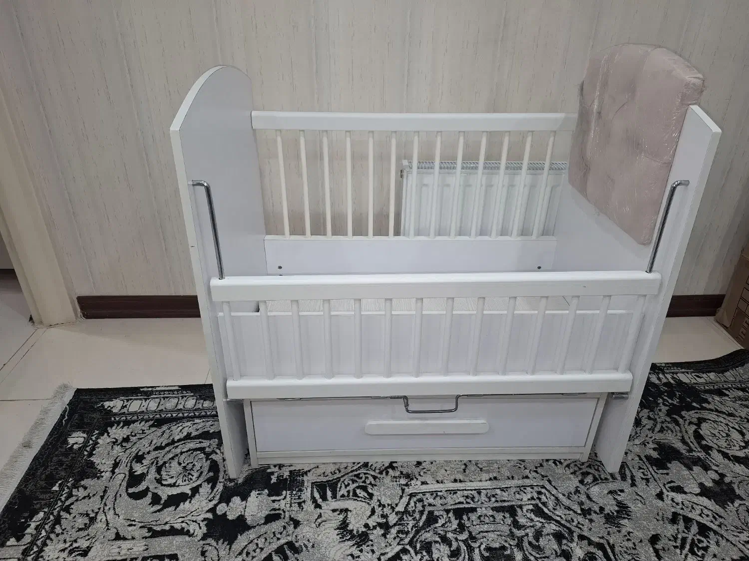 تخت کنار مادر گهواره ای در حد نو به همراه تشک|تخت و صندلی بچه|فردیس, شهرک سپاه|دیوار