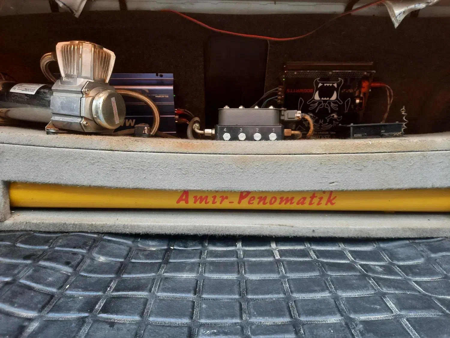 پنوماتیک|قطعات یدکی و لوازم جانبی|زنجانرود, |دیوار