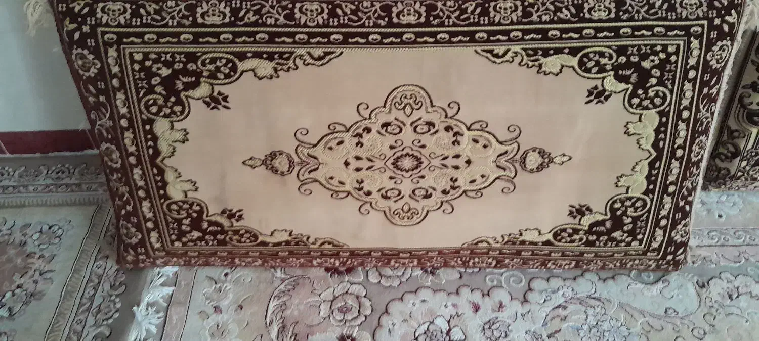 پشتی|موکت|میانه, |دیوار