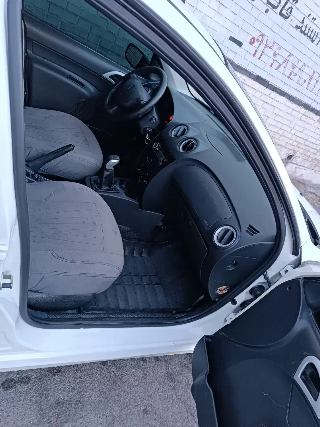 رانا مدل 92|خودرو سواری و وانت|شیراز, شیشه‌گری|دیوار