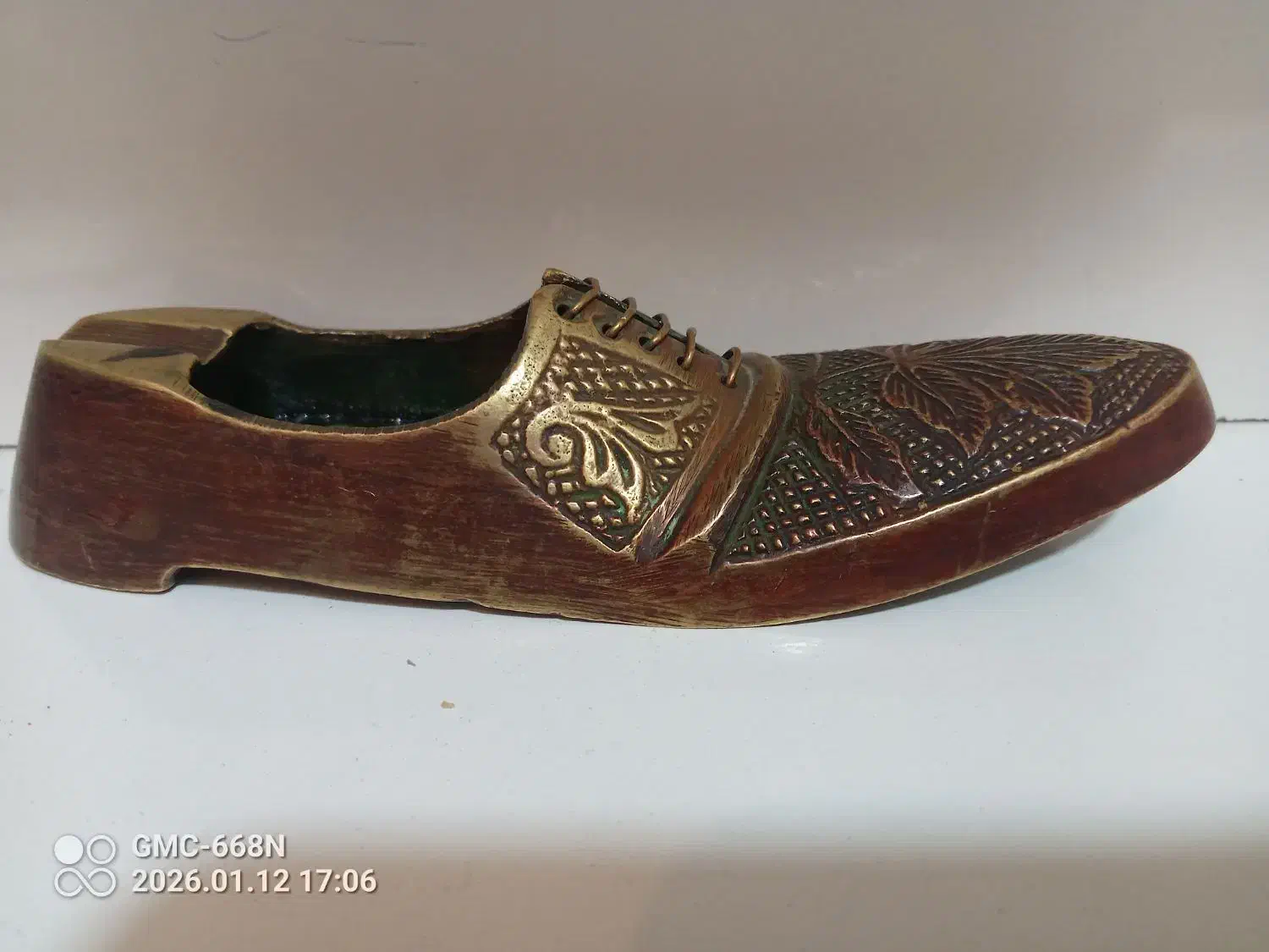 یک جفت کفش مسی|کلکسیون اشیاء عتیقه|بومهن, |دیوار