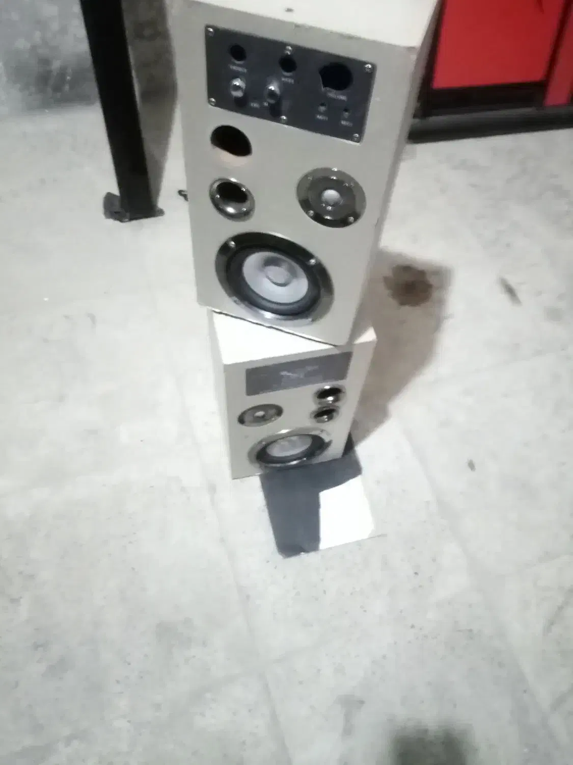 یک جفت اسپیکر موجوداست|سیستم صوتی خانگی|مهاجران, |دیوار