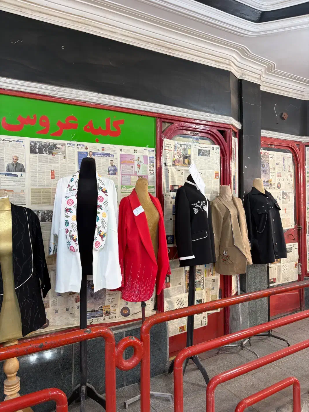 تعداد زیادی مانکن پا و مانتو به علت جمع کردن|لباس|شوشتر, |دیوار