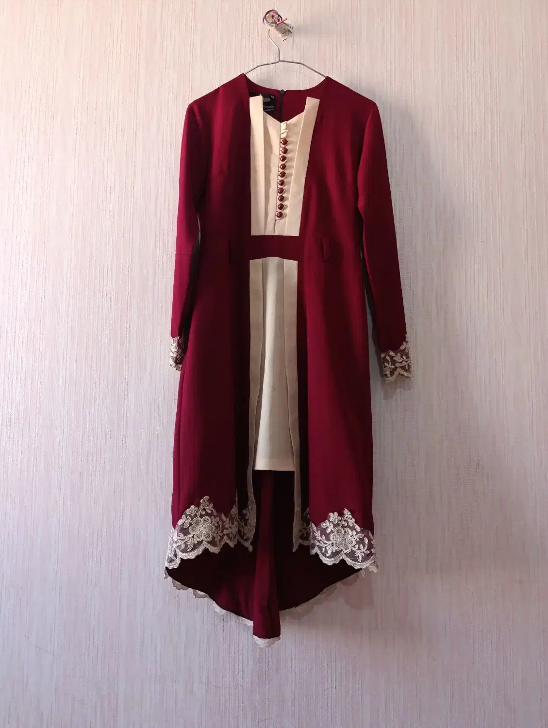 لباس مجلسی پوشیده|لباس|مهاجران, |دیوار