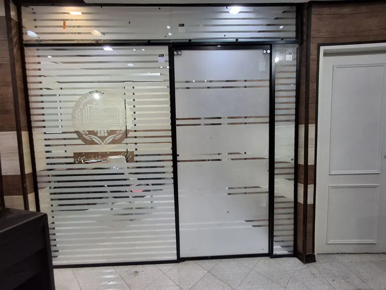 نصب انواع شیشه|خدمات پیشه و مهارت|سبزوار, قاضی زاد|دیوار