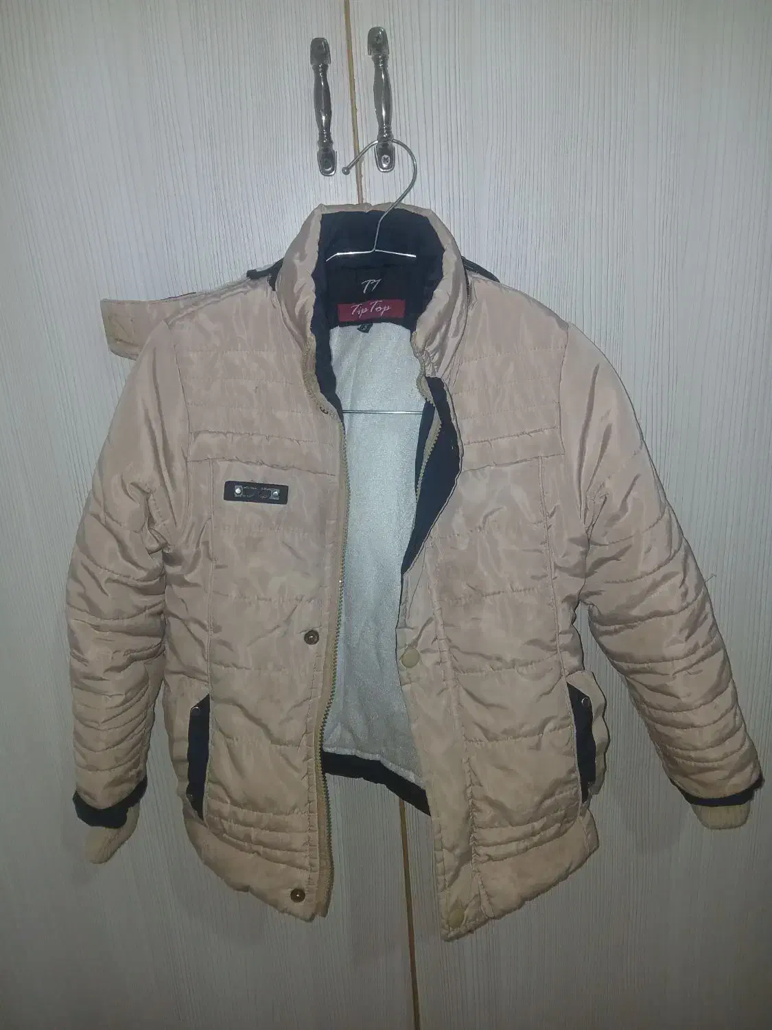 کاپشن|کفش و لباس بچه|اشترینان, |دیوار