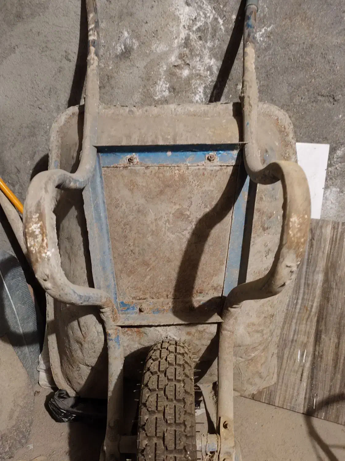 فرغون با سطل و تشک و صفحه برش سنگ|ابزارآلات|ماکو, |دیوار