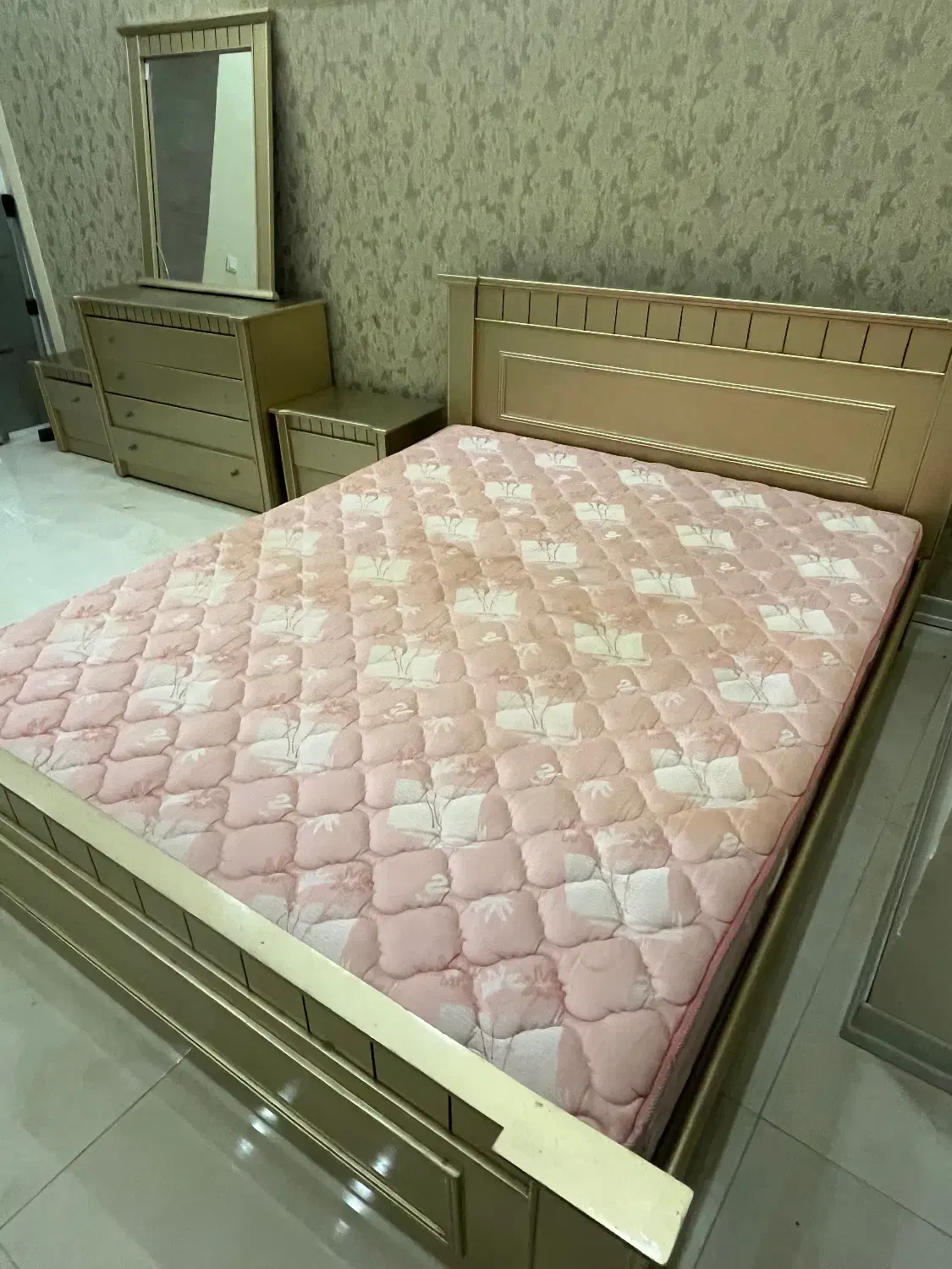 تختخواب دونفره به همراه سرویس خواب|تخت و سرویس خواب|قزوین, |دیوار