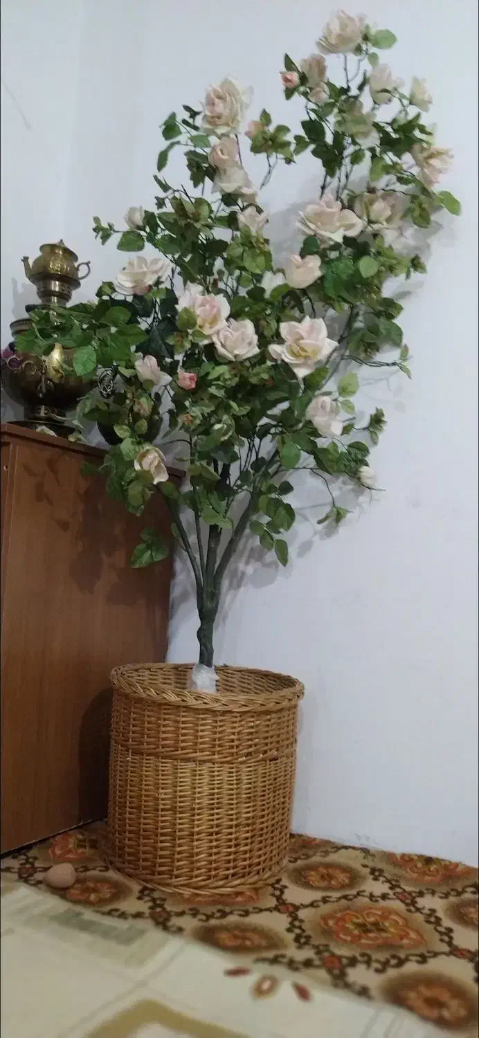 گلدان بزرگ با گل بزرگ‌|گل مصنوعی|تبریز, |دیوار