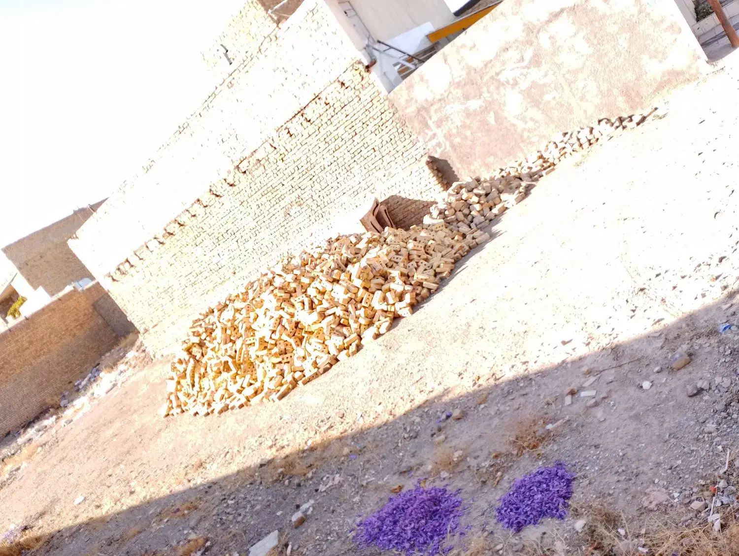 آجر فروشی با قیمت مناسب دو ماشین|مصالح و تجهیزات ساختمان|تربت‌حیدریه, کلاته توکلی|دیوار