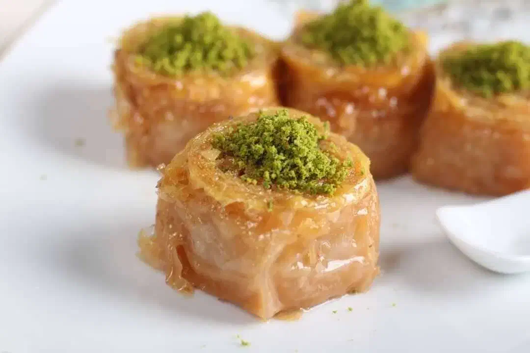 کارگر ساده خانم و آقا با بیمه برای شیرینی پزی|استخدام خدمات فروشگاه و رستوران|مشهد, ثامن|دیوار