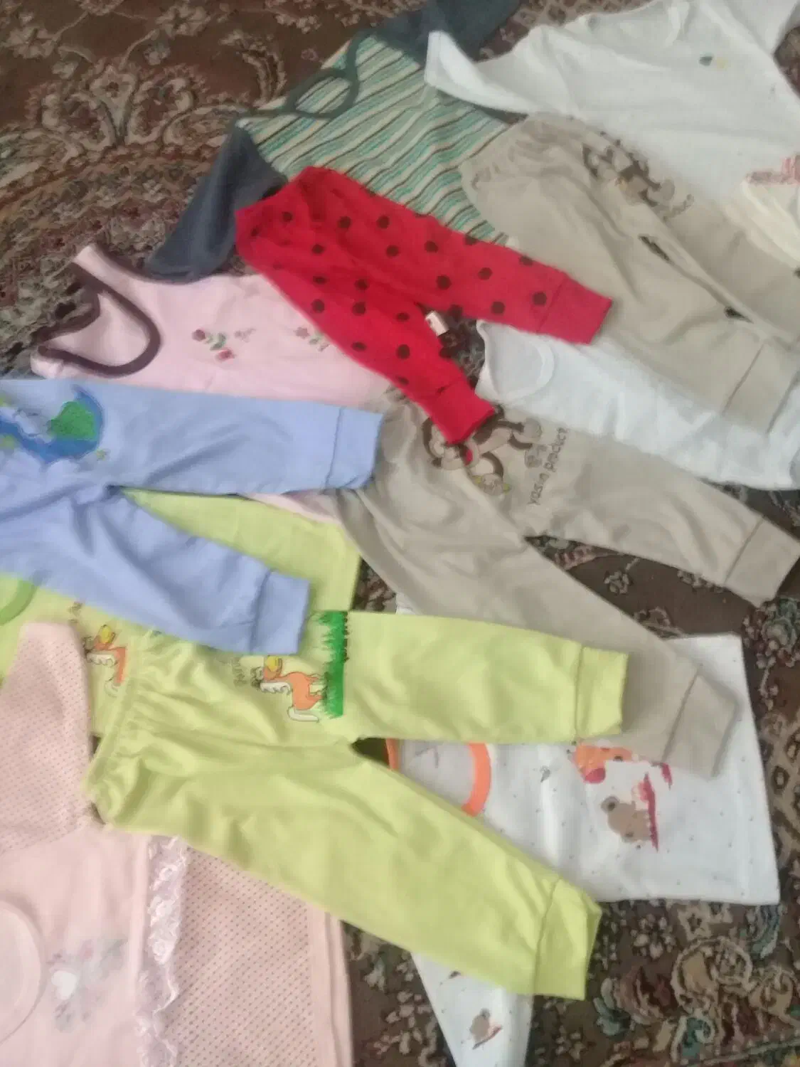 لباس بچه|کفش و لباس بچه|بومهن, |دیوار