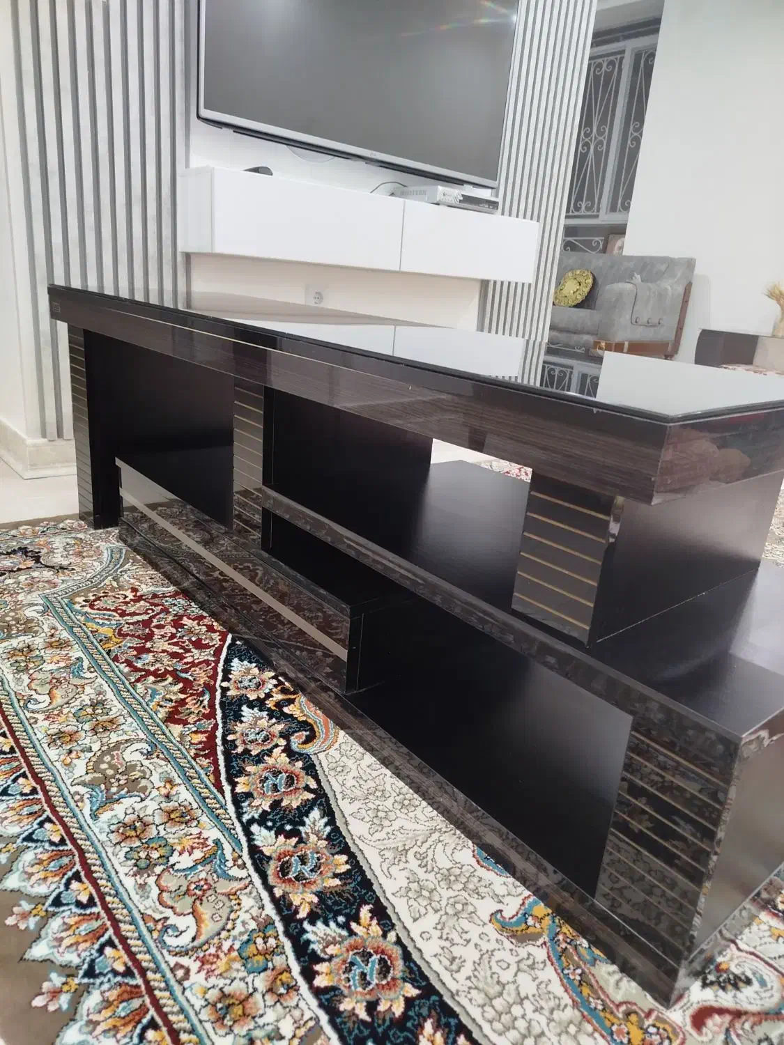 میز تلویزیون بسیار تمیز در حد نو|میز تلویزیون|ایلام, |دیوار