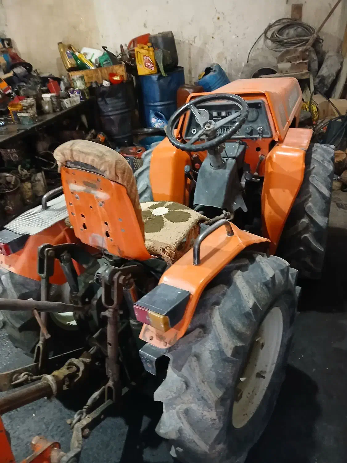 یک‌عدد‌تراکتور‌کمر‌شکن‌|خودرو سنگین|سلماس, |دیوار