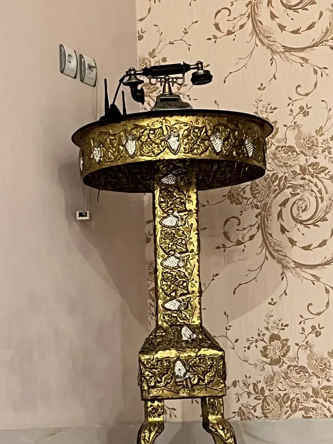 آینه و کنسول و دو عدد شمعدانی و میز تلفن ست|بوفه، ویترین، کنسول|گرگان, |دیوار