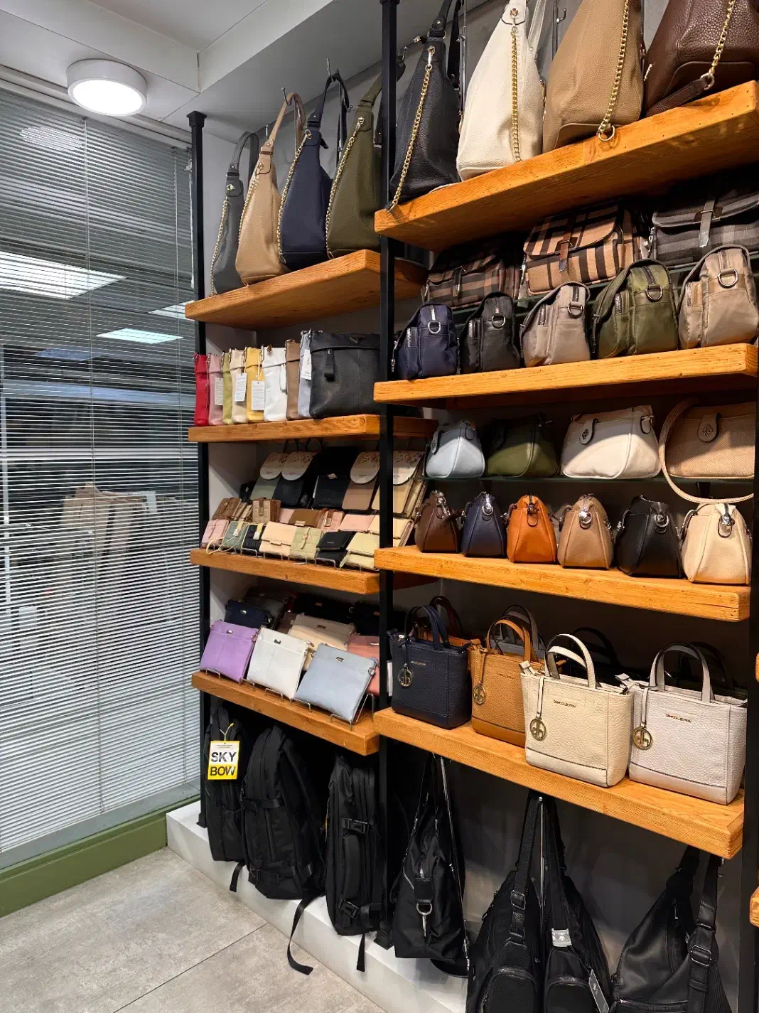 استخدام فروشنده انباردار کیف زنانه|استخدام خدمات فروشگاه و رستوران|تهران, بهارستان|دیوار