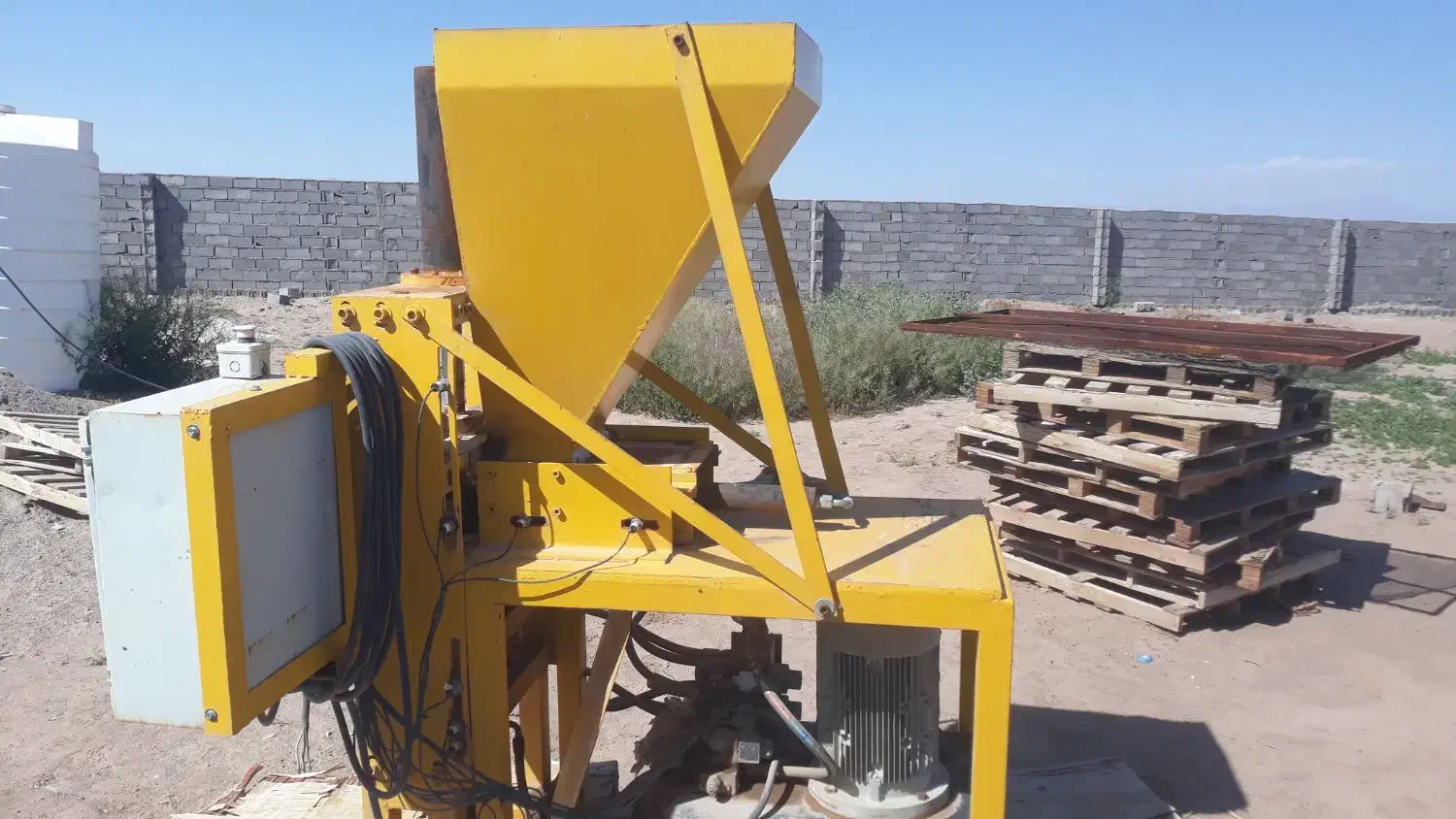 دستگاه  آجر و بلوک پازلی و سنگ فرش و بلوک سیمانی|ماشین‌آلات صنعتی|رفسنجان, |دیوار