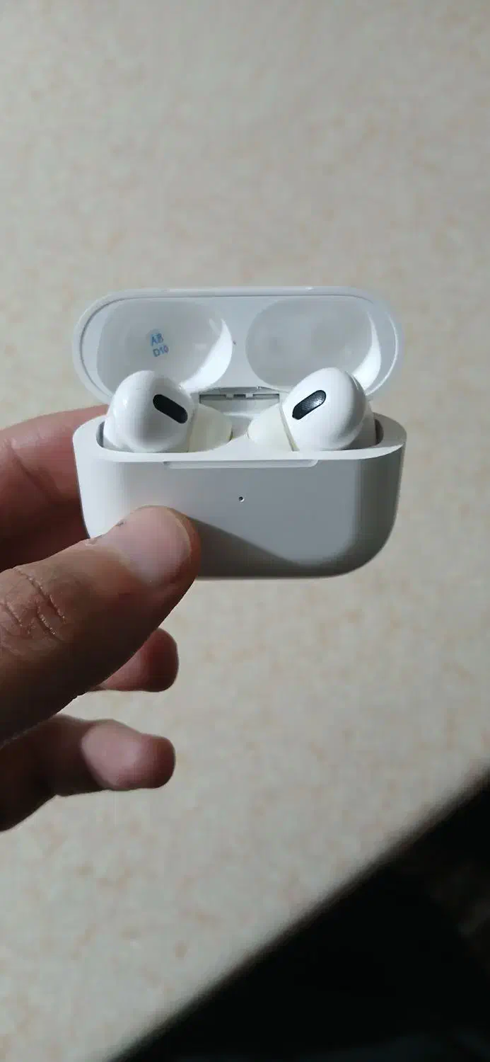 فروش یک عدد ساعت شیک و ایرپاد|لوازم جانبی موبایل و تبلت|سنندج, |دیوار