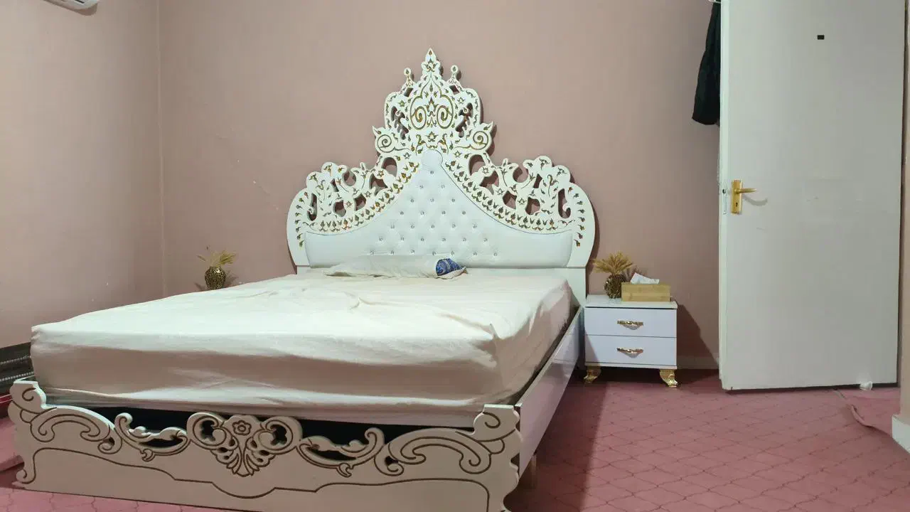 تخت خواب دو نفره به همراه میز و صندل|تخت و سرویس خواب|بندر ماهشهر, |دیوار