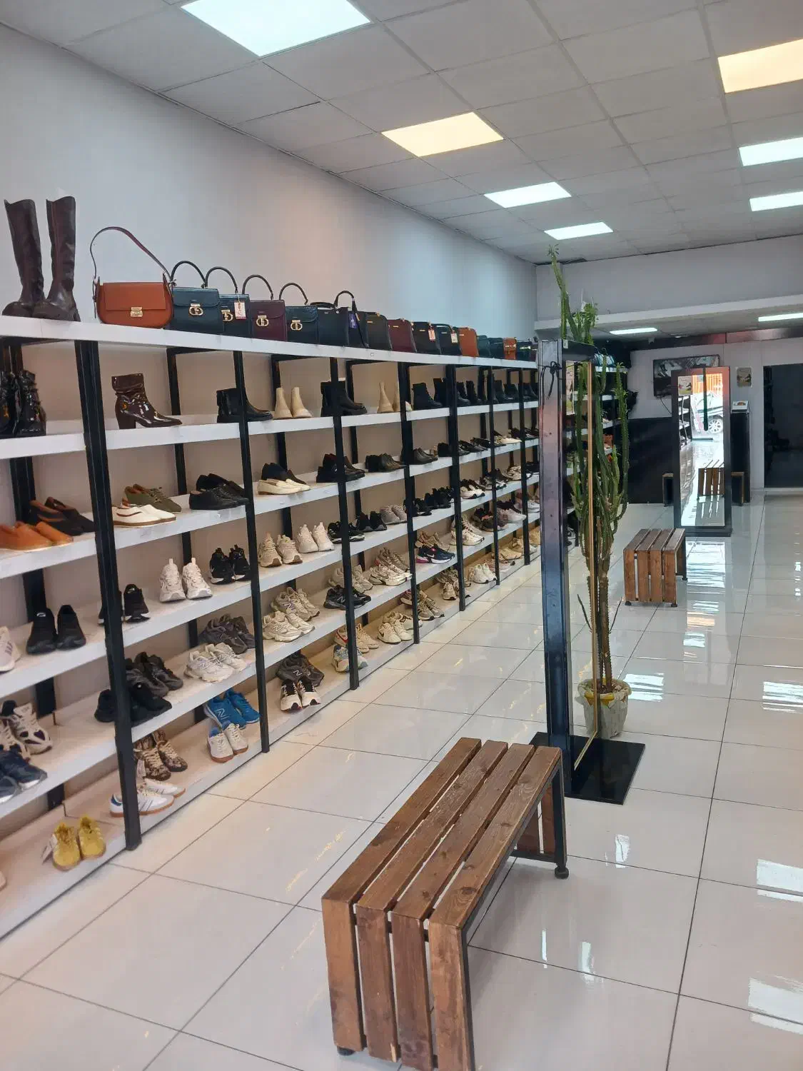 واگذاری  یک باب مغازه کفش فروشی با دکوراسیون|اجارهٔ مغازه و غرفه|یاسوج, |دیوار