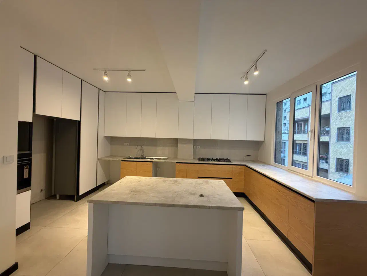 نیاوران/۱۶۰ متر ۳ خواب/تک واحدی/کلید نخورده