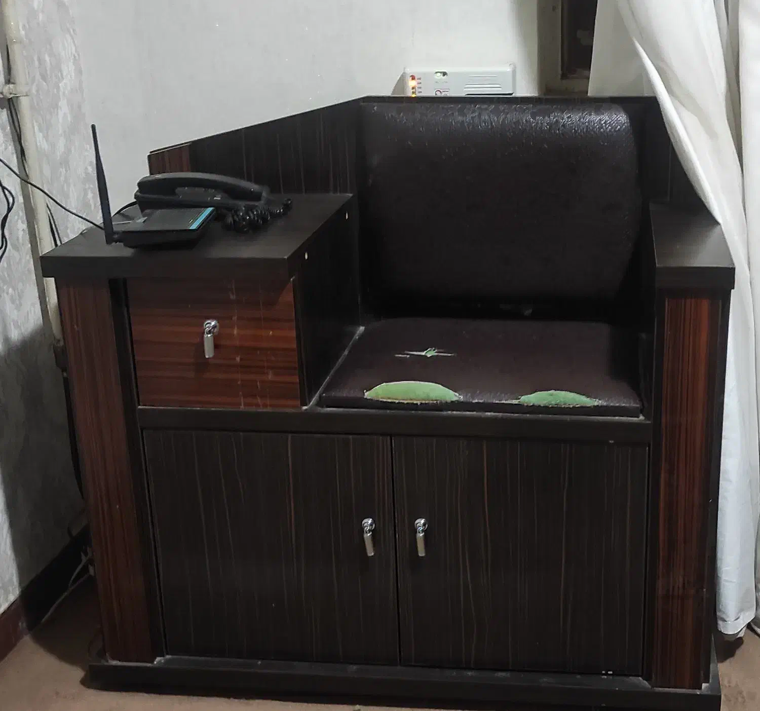 صندلی ومیز....و روشویی واینه فقط خریدارتماس بگیره|مبلمان خانگی و میز عسلی|مسجد سلیمان, |دیوار