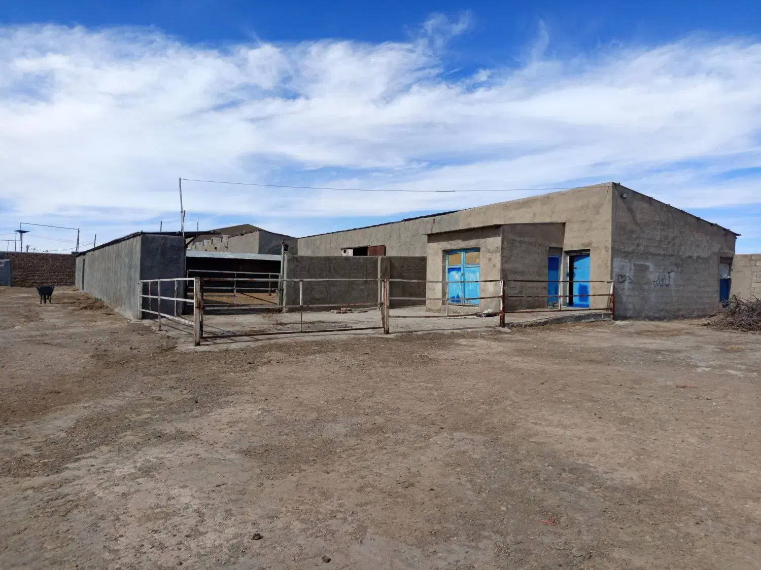 گاوداری شیری با پروانه وباغ|فروش دفتر صنعتی، کشاورزی، تجاری|خنجین, |دیوار