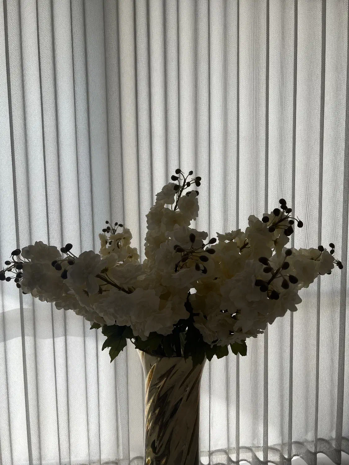 گلدان بزرگ طلایی و ۹شاخه گل مصنوعی|گل مصنوعی|نیشابور, شهرک فرهنگیان|دیوار