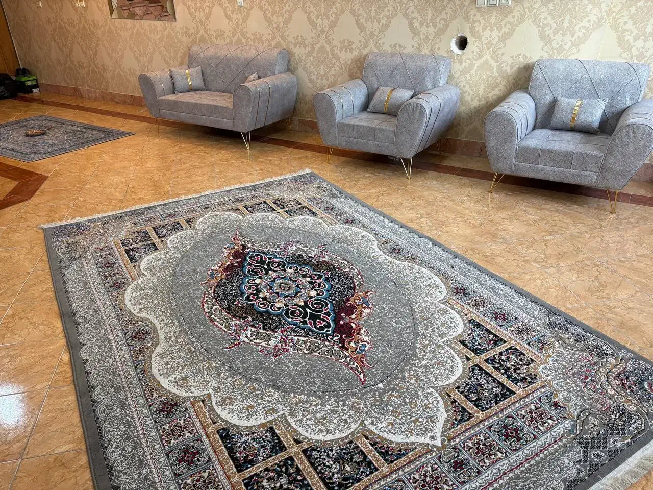 مبل و فرش|مبلمان خانگی و میز عسلی|اصفهان, باغ دریاچه|دیوار