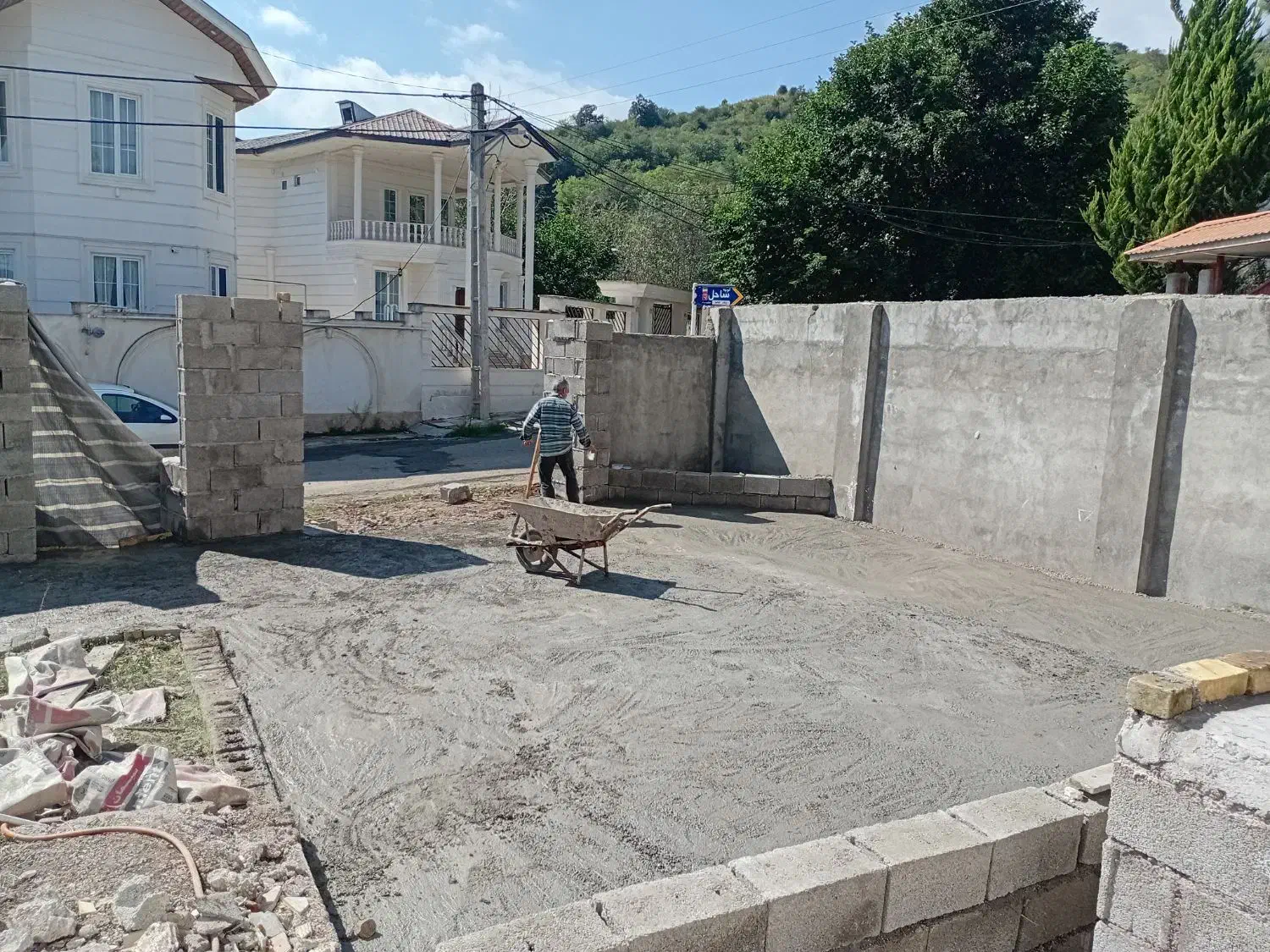 سیمانکاری پودر خاک سنگ. بتن ریزی کف حیاط|خدمات پیشه و مهارت|ماسال, |دیوار